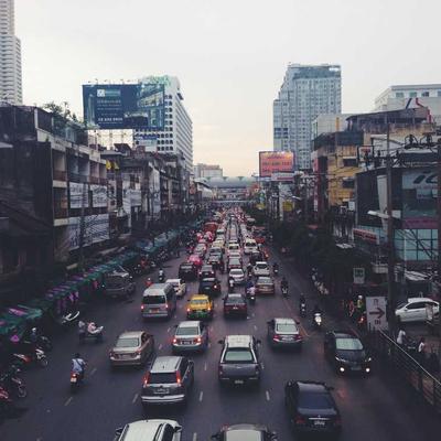 智能折叠跑步机产品展示图，带有高清显示屏和减震跑台